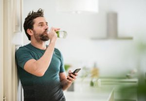 άνδρας πίνει μπουκάλι με νερό