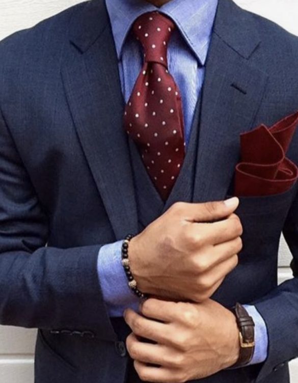 γαλάζιο πουκάμισο με κόκκινη γραβάτα