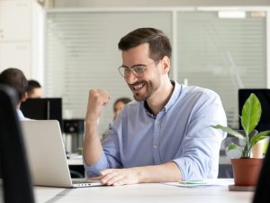 χαρούμενος άντρας υπολογιστή ανθρώπων που πετυχαίνουν