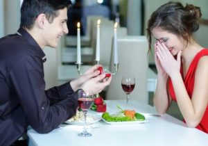 Πρόταση γάμου σε εστιατόριο
