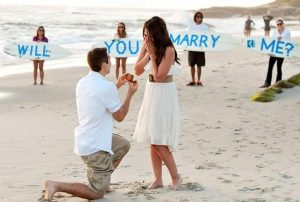 Πρόταση γάμου σε παραλία
