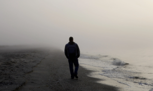 άντρας περπατάει θάλασσα Τρόποι να ηρεμήσεις
