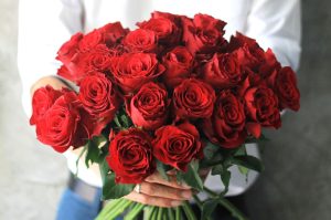 ανθοδέσμη κόκκινα τριαντάφυλλα