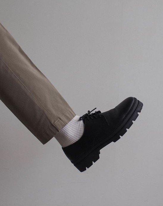 κομψά αντρικά παπούτσια oxford μαύρο μπεζ παντελόνι