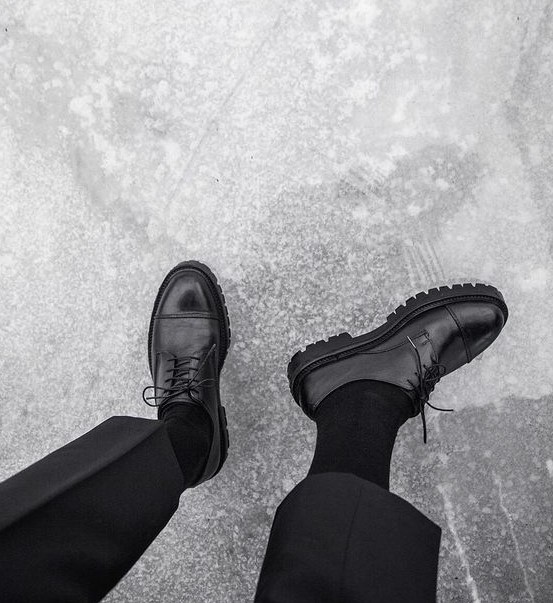 κομψά αντρικά παπούτσια oxford μαύρο μαύρη κάλτσα