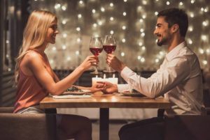 ζευγάρι ρομαντικό γεύμα Οικονομικά δώρα για του Αγίου Βαλεντίνου