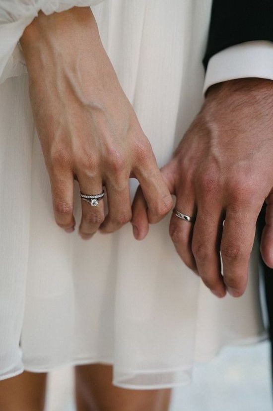 ζευγάρι με δαχτυλίδια γαμου