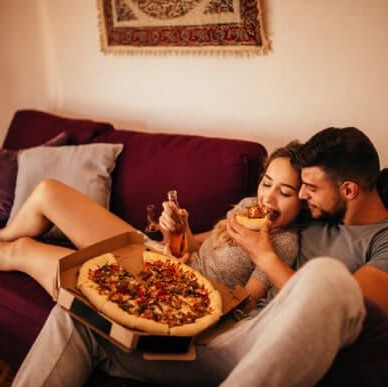 ζευγάρι τρώει πίτσα