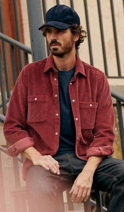 άντρας με ανοιχτό κόκκινο κοτλέ πουκάμισο ανοιξιάτικο ντύσιμο