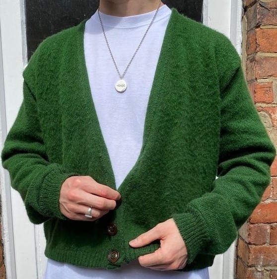 άντρας με πράσινο ζακετάκι cardigan ανοιξιάτικο ντύσιμο