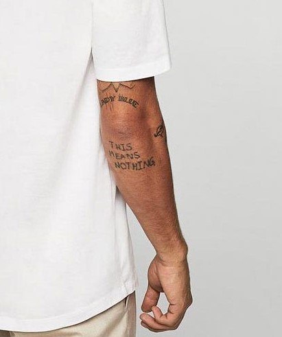 άντρας με τατουάζ αγκόνα