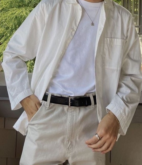 άντρας με λευκό παντελόνι και πουκάμισο