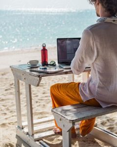 άντρας με υπολογιστή στη θάλασσα - tourist traps 