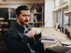 άντρας πίνει καφέ συνήθειες που σε κάνουν εξυπνότερο