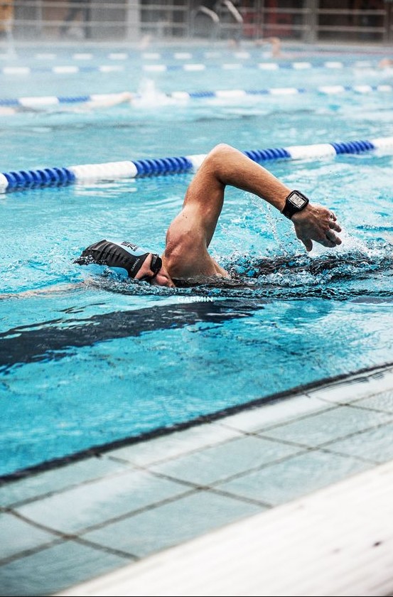 άντρας κολυμπάει σε πισίνα κολυμβητηρίου - ιδανική άσκηση