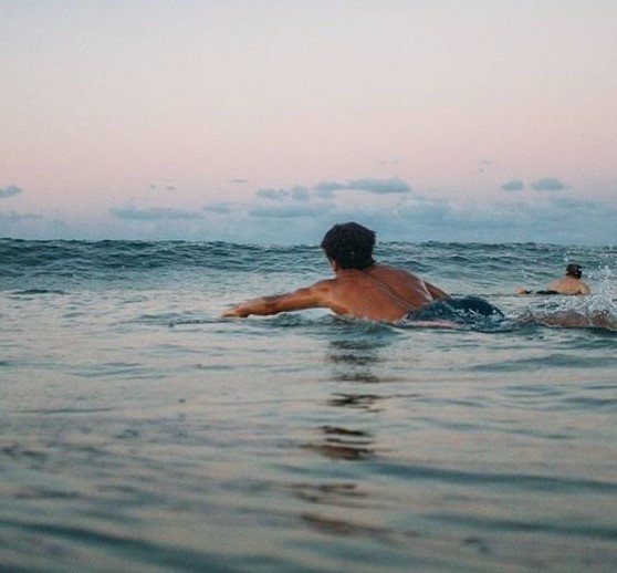άντρας κολυμπάει στη θάλασσα