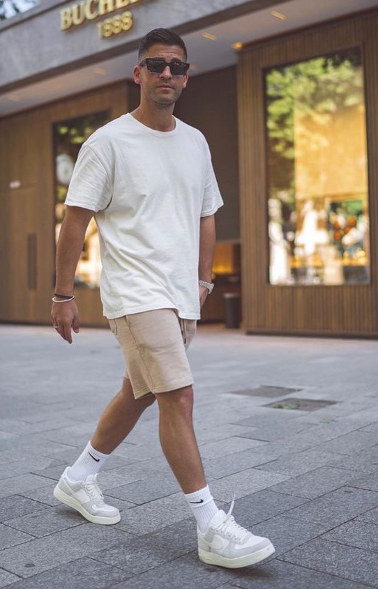 άντρας με λευκό outfit και sneakers - Αντρικά καλοκαιρινά outfits