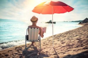 άντρας παραλία ομπρέλα καρεκλάκι οικονομικές διακοπές
