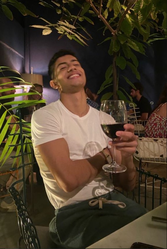 άντρας πίνει κρασί