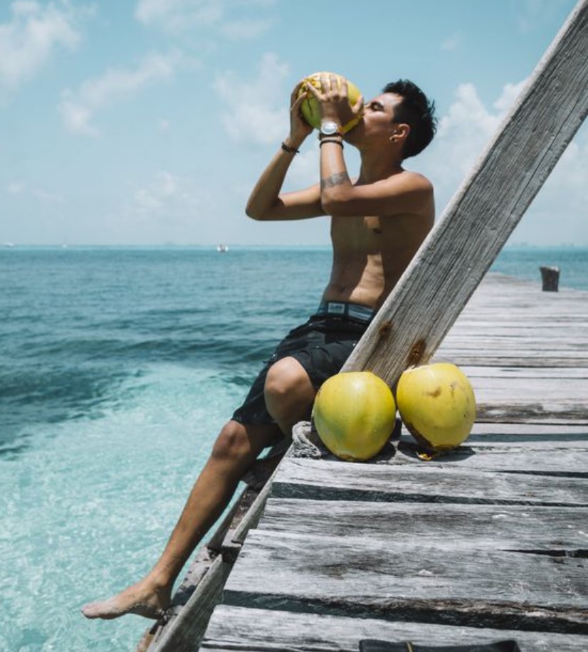 άντρας τρώει φρούτα στη θάλασσα - πως να μη χάσεις τη φόρμα στις διακοπές