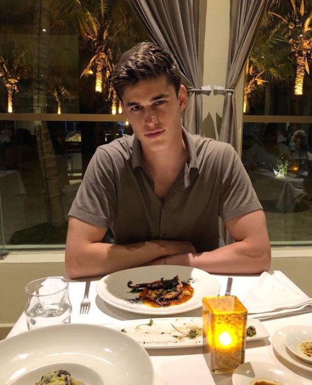 άντρας τρώει σε εστιατόριο - πως να μη χάσεις τη φόρμα στις διακοπές