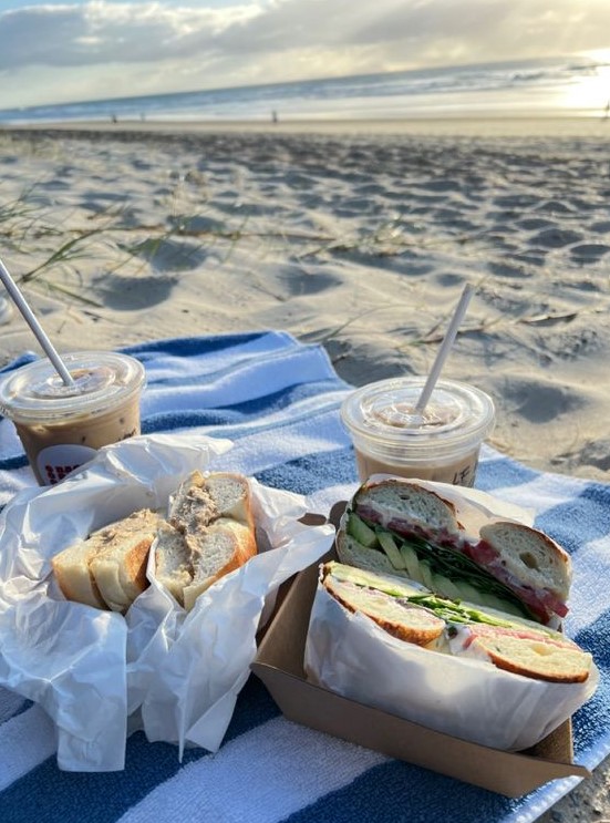 σάντουιτς και καφές στην παραλία