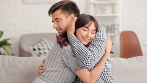 ζευγάρι αγκαλιάζεται υψηλή συναισθηματική νοημοσύνη